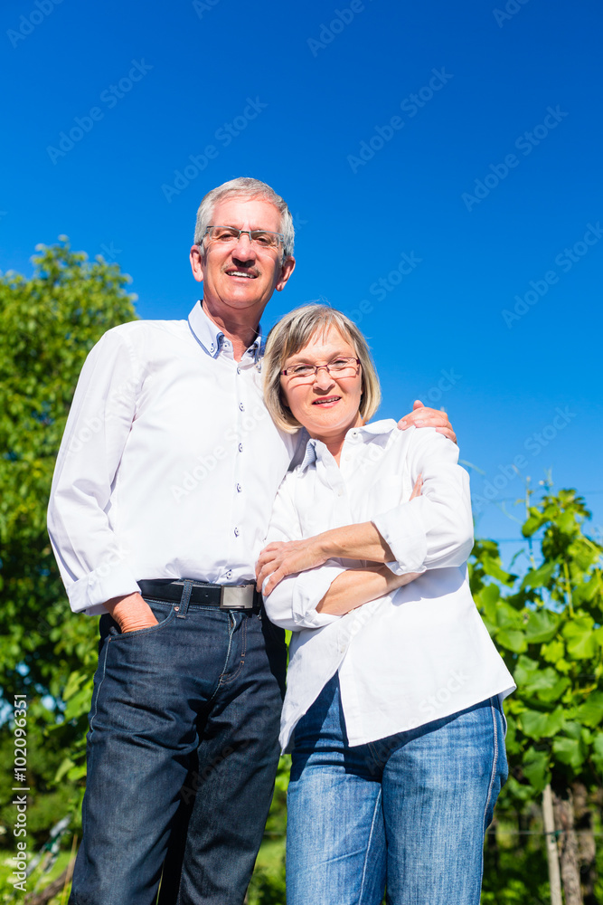 Senioren Frau und Mann umarmen sich im Sommer Senioren Frau und Mann umarmen sich im Sommer