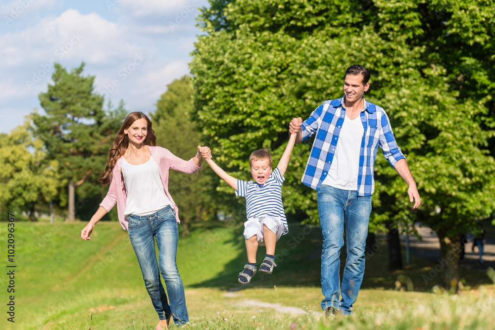 Obraz premium Familie macht Spaziergang und halten Hände