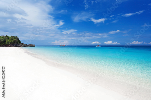 Tropical coastline with turquoise sea © photopixel