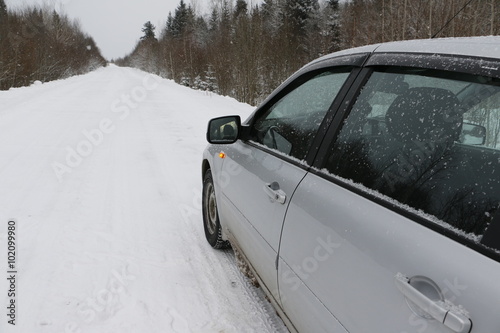 Машина на зимней дороге © keleny