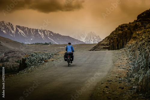Obraz na płótnie Cycling to Shandur Pass w salonie
