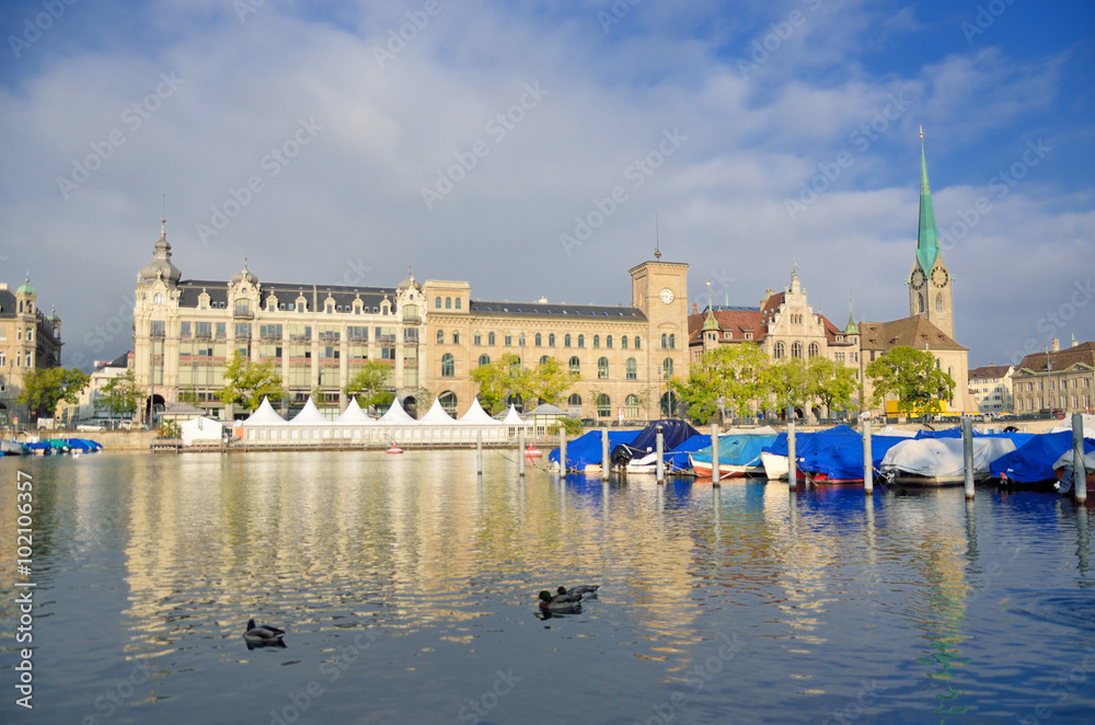 Obraz premium スイス チューリッヒのリマト川と街並み
