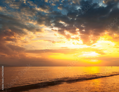 Stunning beautiful sunset. The sun falls into the sea © olezzo