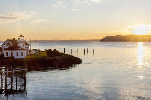 Foto Sunset over Puget Sound and Mukilteo lighthouse with Whidbey Island in the dista