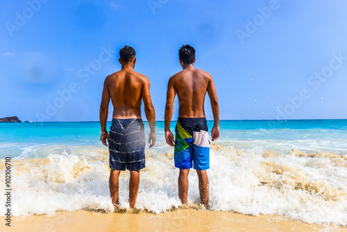 海を見つめる二人の男性 友達 Stock Photo Adobe Stock 海を見つめる二人の男性 友達 Stock Photo Adobe Stock