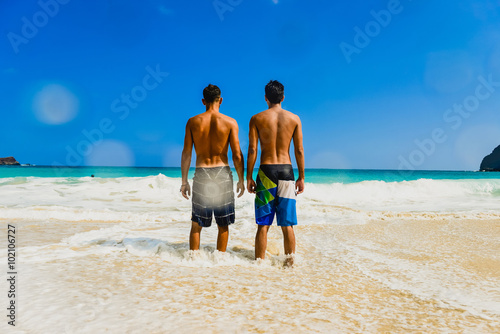 海を見つめる二人の男性 友達 Stock Photo Adobe Stock