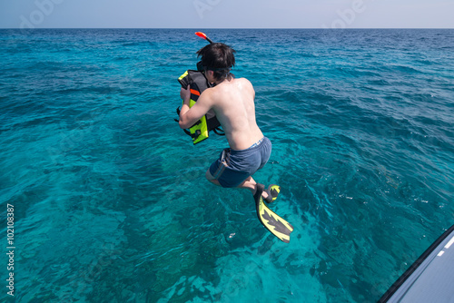 Man jumping to the sea