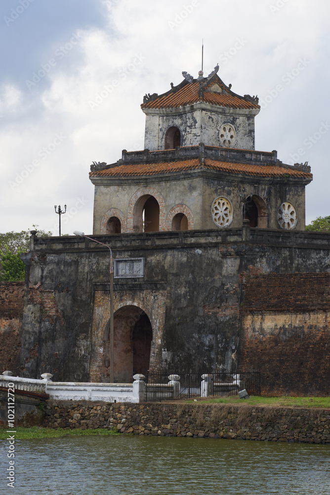 Воротная башенка цитадели города Хюэ облачным днем. Вьетнам