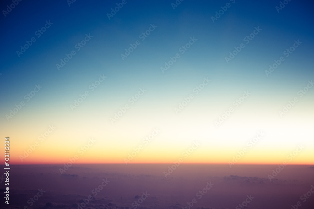Obraz premium Wschód słońca z samolotu, morze chmur,