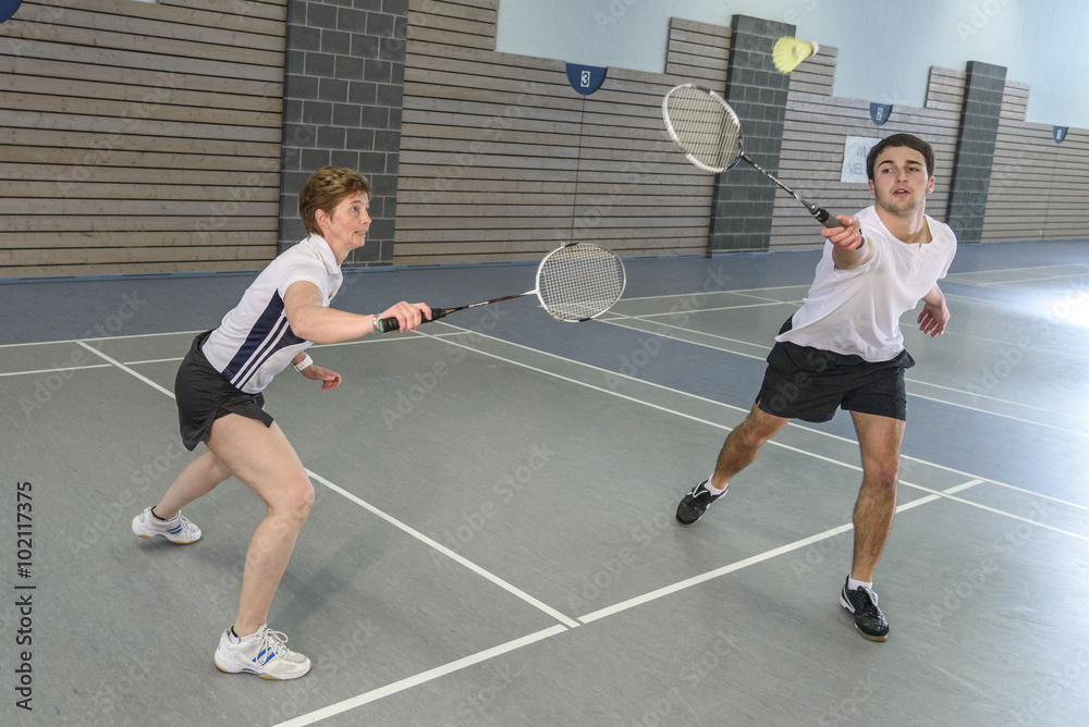 intensives Spiel beim Badminton