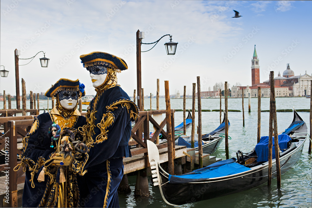 Fototapeta premium Para w karnawałowej masce w Wenecja.