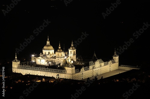 Monasterio del Escorial iluminado por la noche