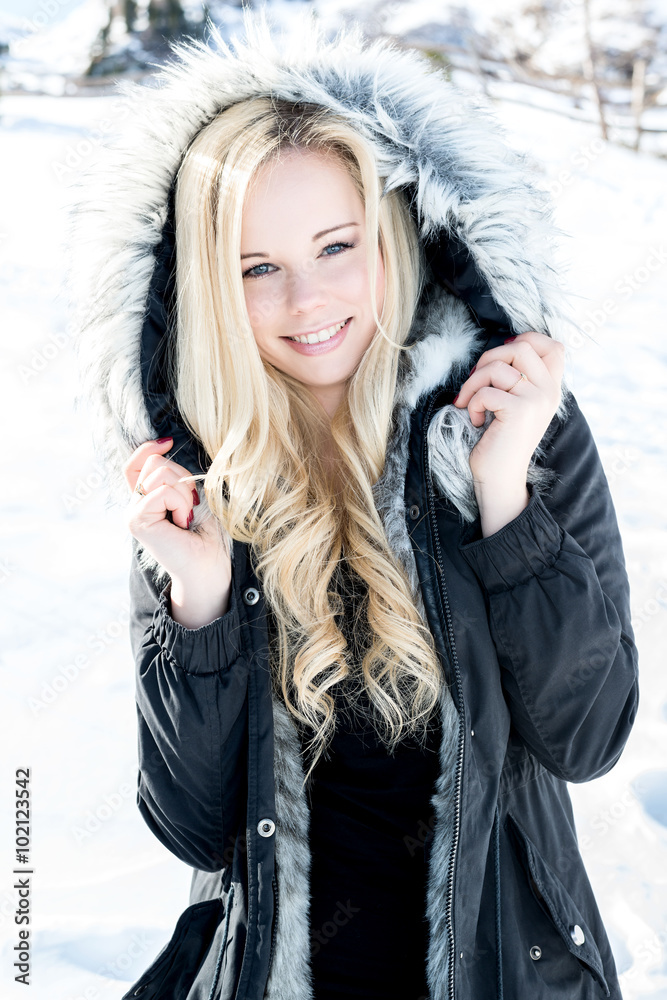 Junge Frau in der Winterlandschaft (Tamara P.) Junge Frau in der Winterlandschaft (Tamara P.)