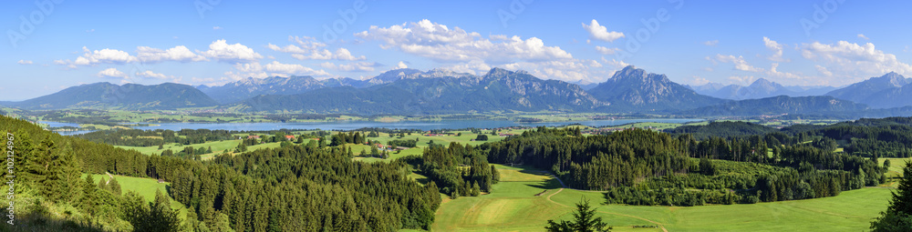 Ausblick auf das Ostallgäu mit Forggensse, Füssen und Alpenkette