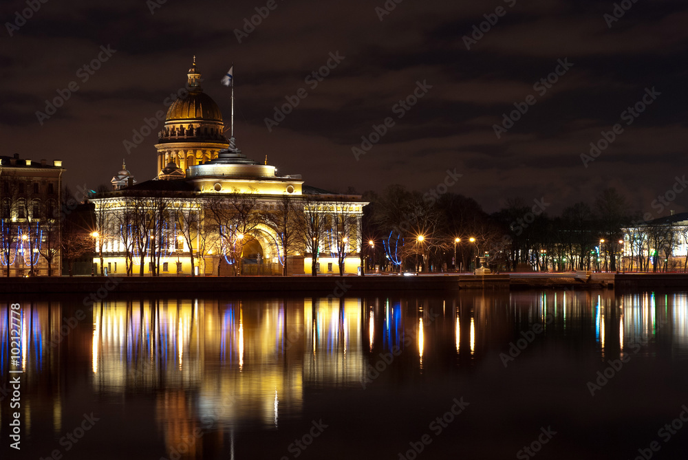 Вид здания Адмиралтейства в Санкт-Петербурге