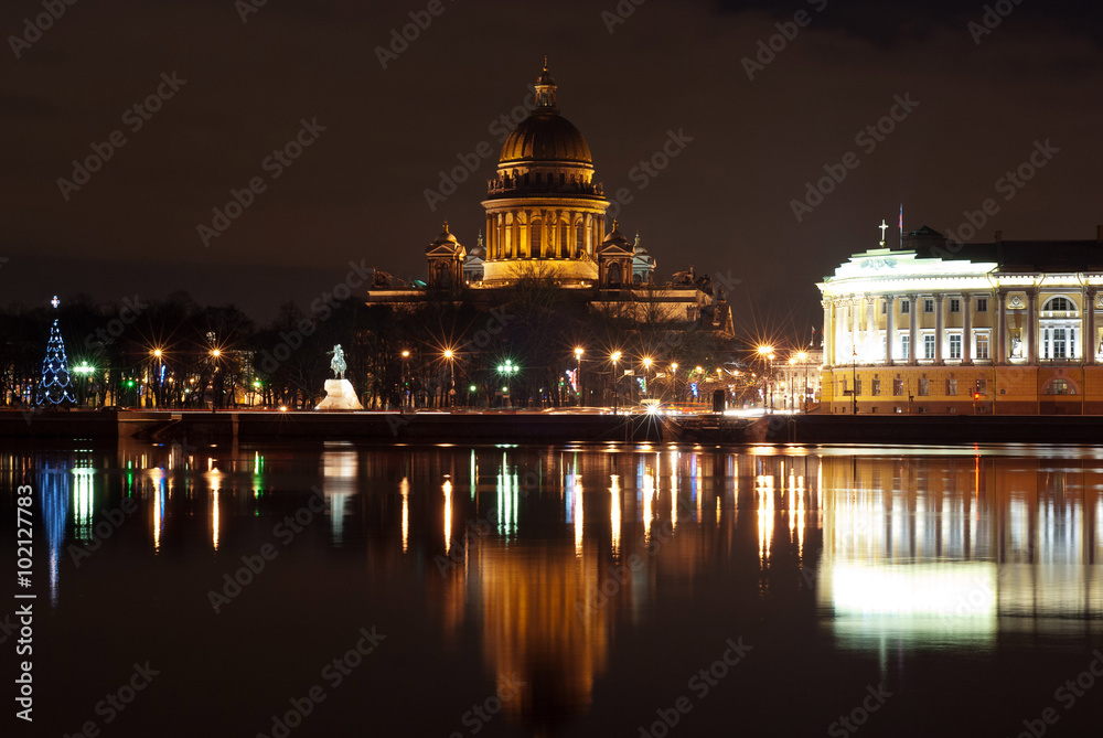 Fototapeta premium Исаакиевский собор в Санкт-Петербурге морозной зимней ночью