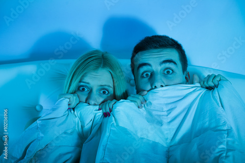 Fotografia frightened couple at home