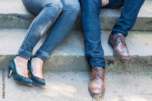 Schuhe von einem modischen Paar auf Treppe