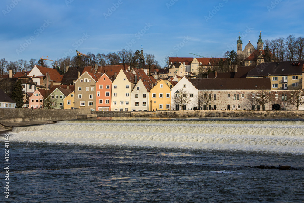 Obraz premium Fluss Lech und Landsberger Häuser