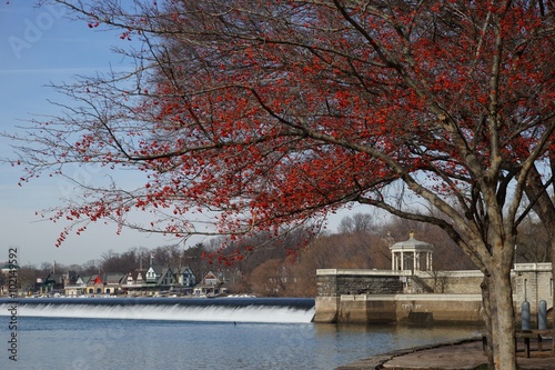 Fotografie View of the Fairmont Water Works and boathouse row from the pedestrian walkway