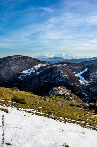 Elcito (MC) - Marche
Si tratta di un piccolo paese arroccato su uno sperone roccioso a 821 m. di altezza alle pendici del Monte San Vicino. È ciò che resta di un antico castello. 