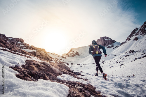 Photos Man running on the snow on a mountain