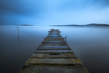 Fotobehang Pier Verweerde houten pier aan zee  © Alexander Gogolin