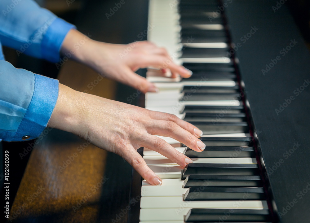 Fototapeta premium hands playing the piano