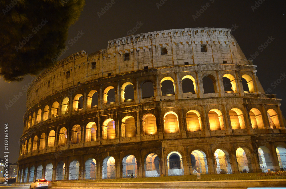 Le Colisée de Rome la nuit