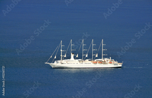 Sailing Cruise Ship in the blue waters of the Caribbean © LivetImages