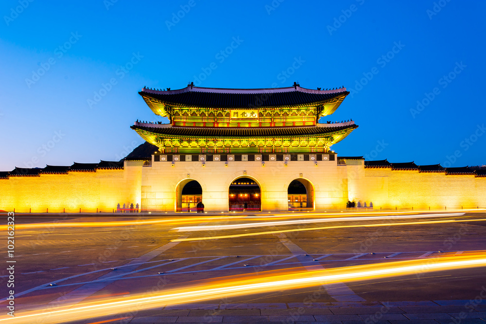 Fototapeta premium Beautiful Architecture in Gyeongbokgung Palace at Seoul city Kor