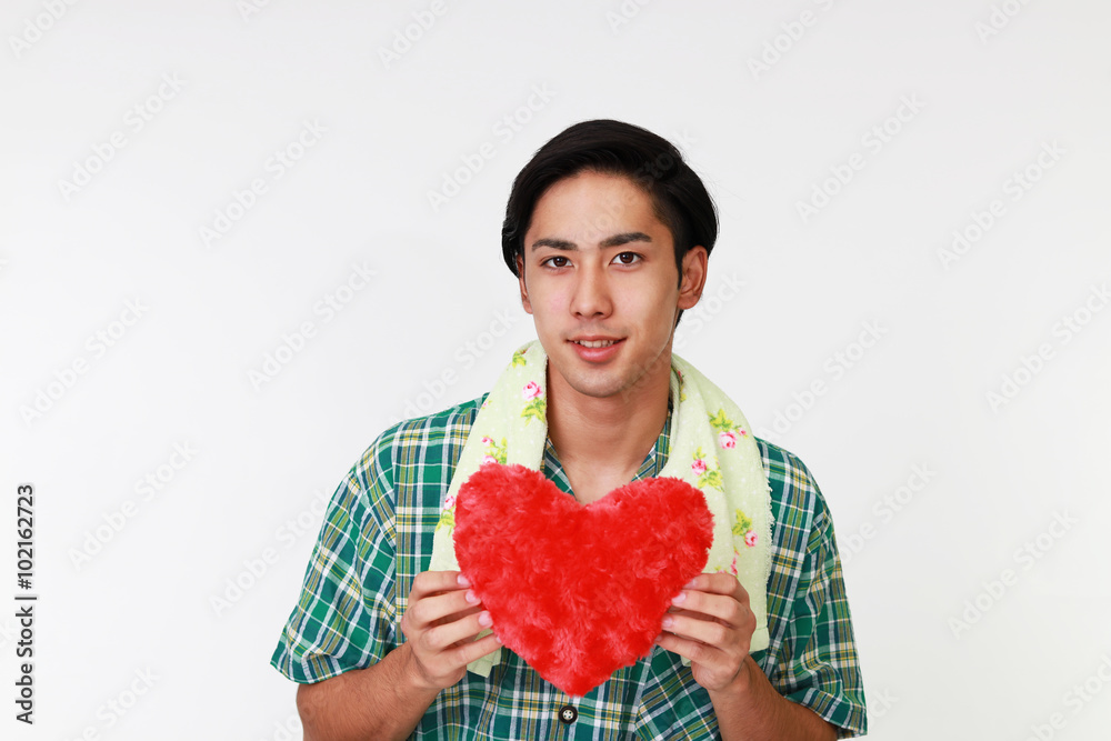 ハートマークを持つ男性