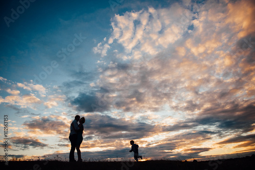 Fotografie Couple lover holiday happy silhouette sky sunset with shifty children