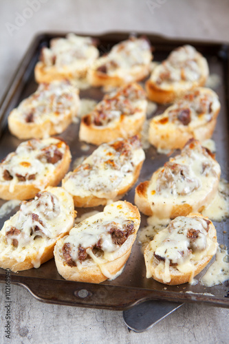 Freshly grilled bread topped with livers and cheese © Andre van der Veen