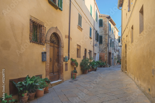 Fototapeta Naklejka Na Ścianę i Meble -  Beautiful and colorful streets of the small and historic Tuscan village Pienza, Italy 