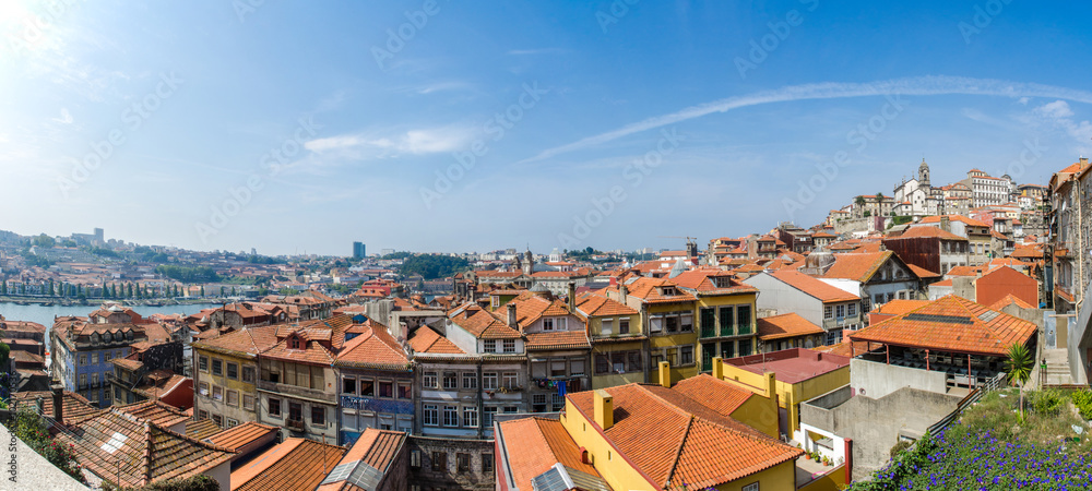 Obraz premium View of Porto city on summer day