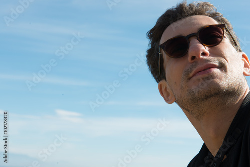 homme admirant le ciel