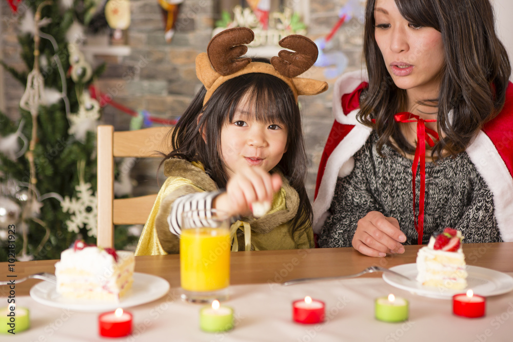 クリスマスケーキと親子 クリスマスケーキと親子