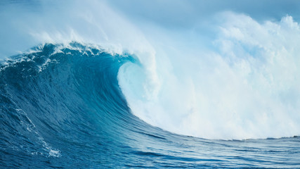 Crédence de cuisine Photos Vague puissante océan déferlante bleue  © EpicStockMedia