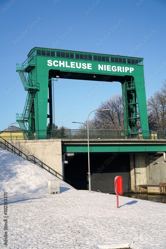 Schleuse in Niegripp bei Magdeburg im Winter - obrazy, fototapety, plakaty 