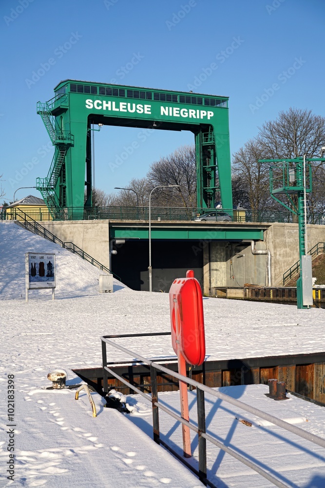 Schleuse in Niegripp bei Magdeburg im Winter - obrazy, fototapety, plakaty 