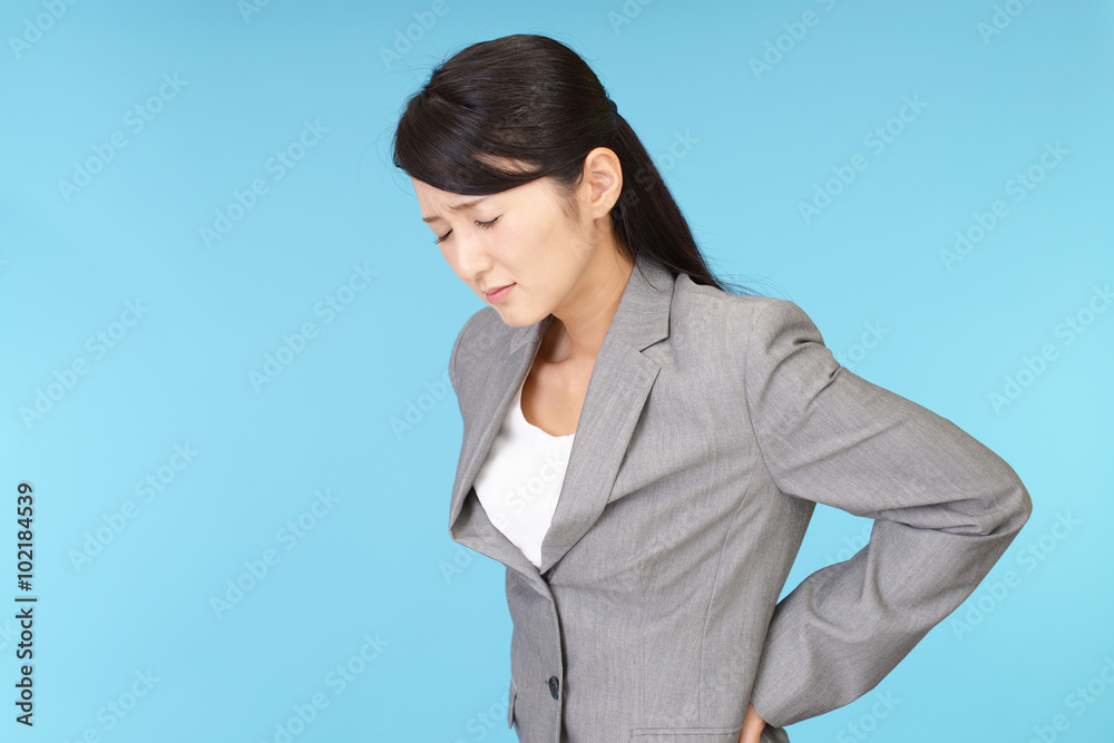 腰痛に悩む女性