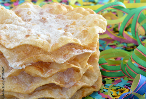 Fasnachtschüechli uf Räppli und Luftschlange / Nahaufnahme - Makro