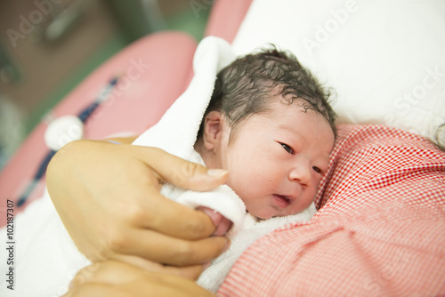 お母さんに抱かれる生まれたての赤ちゃん