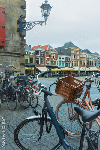 Foto Old town square or Dutch Markt with bicycle parking lot in Delft Netherlands