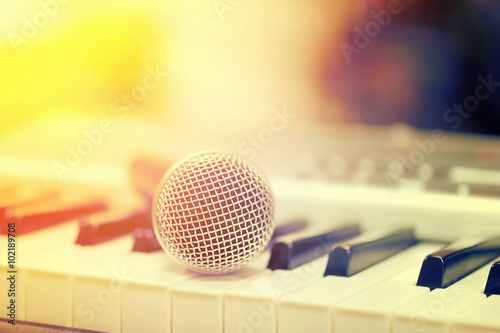 Canvas Print Classical microphone on keyboard