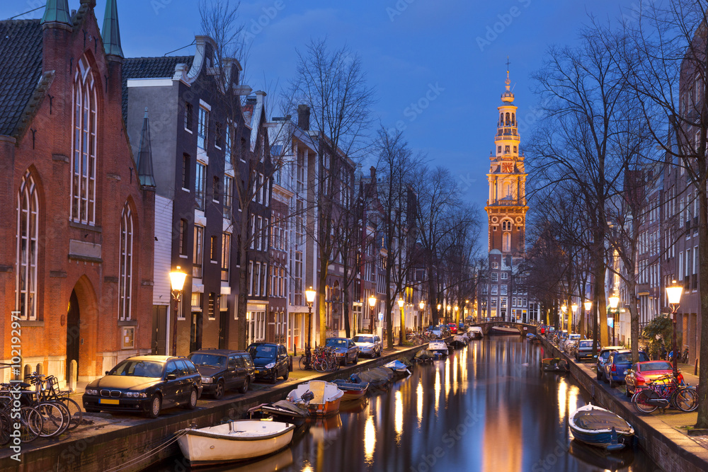 Fototapeta premium Church and a canal in Amsterdam at night