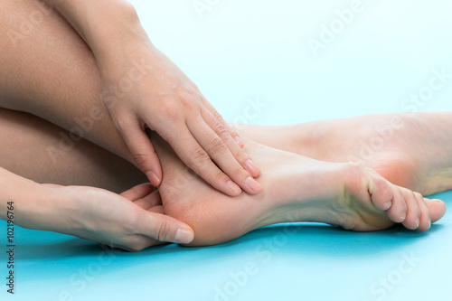 Wallpaper Mural かかとの角質・若い女性 Torontodigital.ca