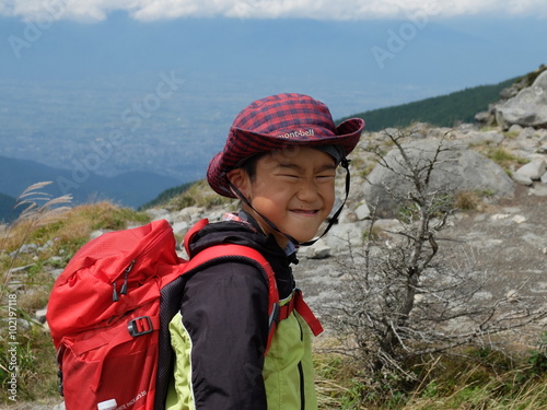 美ヶ原高原の風景 少年 リュック ハイキング