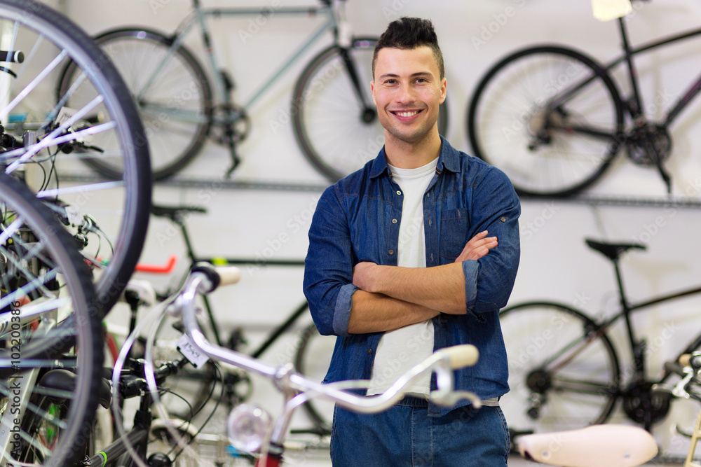 Obraz premium Salesman in bicycle shop 